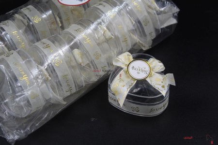 علب توزيعات اكريليك قلب مزينة