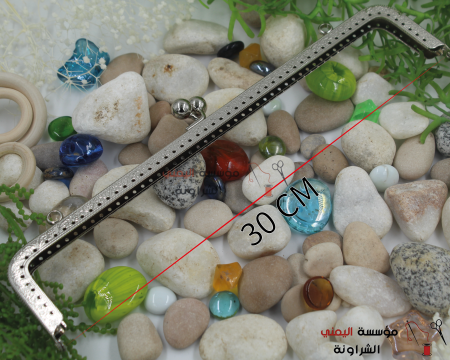 إطار او يد او مفتاح او قفل او مسكة شنطة معدن مزخرف