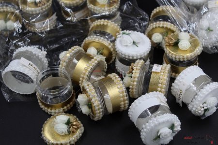 علبة توزيعات للعرسان مزينة بلاستك اسطوانية الشكل